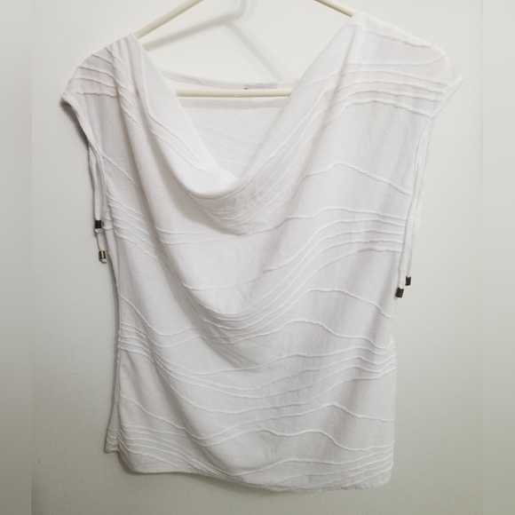 Tops - EUC textured white blouse that clicks
